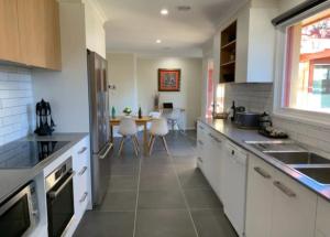 Warm and Spacious 5BR Home w WIFI and Multiple Parking - Hosted by Canstay