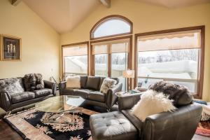 Four-Bedroom Apartment room in Harriman Townhome close to ski lifts and bike bath