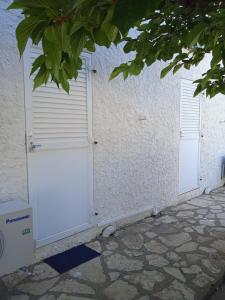 2 air-conditioned rooms in villa by the sea