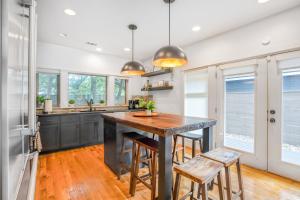 4bd Luxury Retreat near Downtown w King Bed Suite