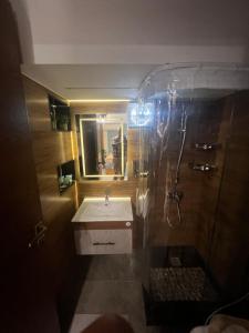 Luxurious room غرفة فندقية فاخرة