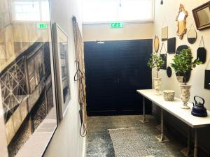 Phaedrus Living Hoopoe Residencies 102