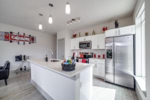 Romantic Condo facing Riverwalk with King Suite, Pet Friendly, free Parking Centrally Located