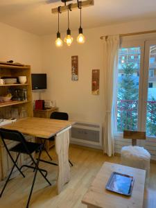 Appartements Studio Cosy centre station Parking gratuit : photos des chambres