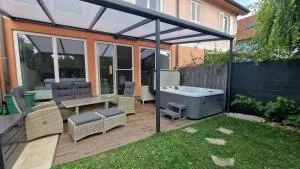 Charming House with Garden and Jacuzzi in Vienna - Langenzersdorf