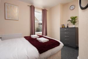 Entire 5 Bedroom home in Birkenhead-Free Parking, Group & Family-Friendly, Free Internet