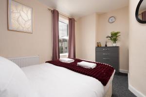 Entire 5 Bedroom home in Birkenhead-Free Parking, Group & Family-Friendly, Free Internet