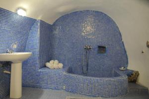 Cave House room in Fotinos Houses