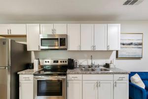 Charming 2BR Retreat-Free Parking