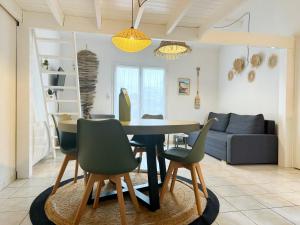 Maisons de vacances Chez Karine et Rodolphe La Cosy, piscines, plage : photos des chambres