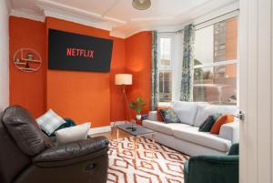 Entire 5 Bedroom home in Birkenhead-Free Parking, Group & Family-Friendly, Free Internet