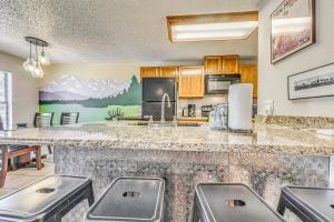 Cozy Ruidoso Condo with Deck about 2 Mi to Cedar Creek!