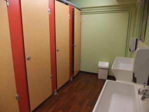 Maisons de vacances Gite des Grands Causses : Chambre Quadruple avec Salle de Bains Commune