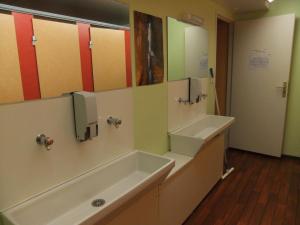Maisons de vacances Gite des Grands Causses : Chambre Double avec Salle de Bains Commune