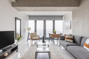 Trendy Cool Bright Studio Parking PoolViews! #254