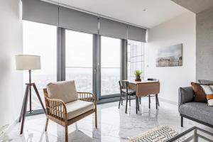 Trendy Cool Bright Studio Parking PoolViews! #254