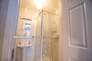 Cosy, Cute and Modern Apartment steps to the beach