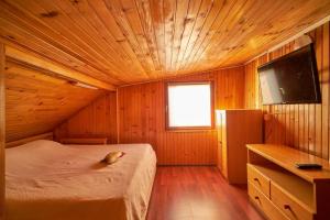 Homey house boat, great location