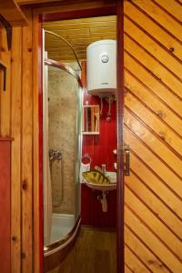 Homey house boat, great location