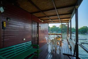 Homey house boat, great location