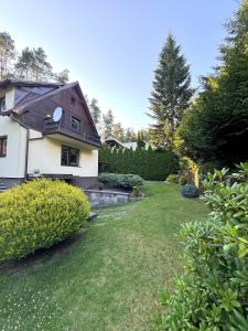 Domek nad Jeziorem Trzechowskim w lesie letniskowy na wsi