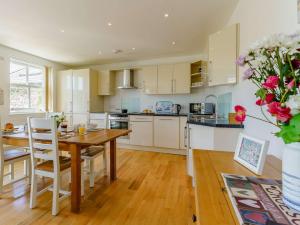 2 bed in Tenby 88738