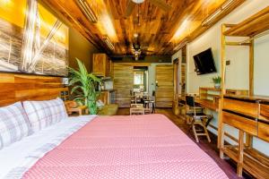 Location! Steps to Beach Balcony 38St Art Expo