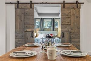 L109 Canmore World Class Solara Resort - Hot tub, Pool, Gym, AirCon, Free Parking & Netflix