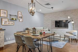 L109 Canmore World Class Solara Resort - Hot tub, Pool, Gym, AirCon, Free Parking & Netflix