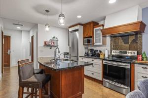 L109 Canmore World Class Solara Resort - Hot tub, Pool, Gym, AirCon, Free Parking & Netflix