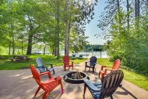 Lakefront Holcombe Getaway Hot Tub, 2 Docks! - Conrath