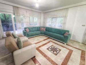 Müstakil bahçe ve havuzlu villa