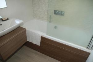 Family Room 2 beds Free WiFi Free Parking