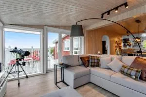 3BR Spacious Cottage with Geothermal HotTub & Stunning View - Skálholt