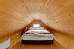 3BR Spacious Cottage with Geothermal HotTub & Stunning View