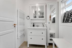 3BR Spacious Cottage with Geothermal HotTub & Stunning View