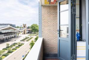 Modern Hotel Central Tilburg, Balcony & Kitchen