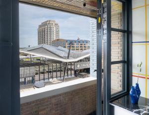 Modern Hotel Central Tilburg, Balcony & Kitchen