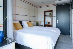 Modern Hotel Central Tilburg, Balcony & Kitchen