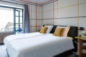 Modern Hotel Central Tilburg, Balcony & Kitchen