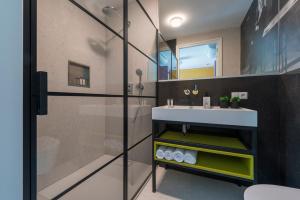 Modern Hotel Central Tilburg, Balcony & Kitchen