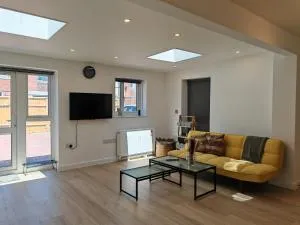 Gated 4 Guests House Free Parking - Redwick