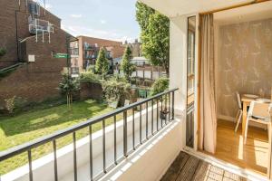 2bed apt Living room Balcony