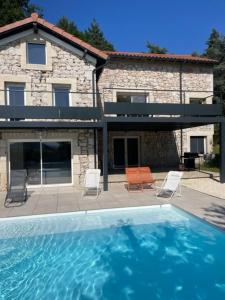 Gite authentique au coeur de Blavozy avec piscine privée, jacuzzi et terrain de pétanque