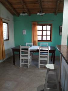 Casas HG-Desayuno sencillo entregado al check in-Pileta normal y climatizada en predio a 5 minutos en auto-Acepta mascotas bajo petición-Cochera para 1 auto