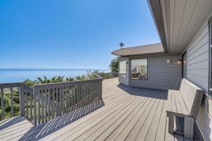 Spacious Camano Home w Hot Tub & Water Views!