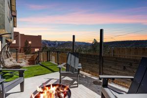 Sage House Modern Retreat Hot Tub, Theater, GmRm!
