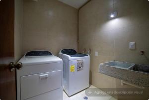 Gold 1 Cama Matrimonial Baño compartido