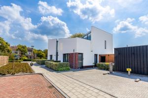 Roosjesweg 2 Gastenkamer met parkeerplaats en terras EG
