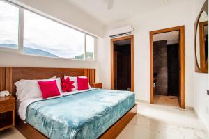 Lounge on big balcony, pool and gym